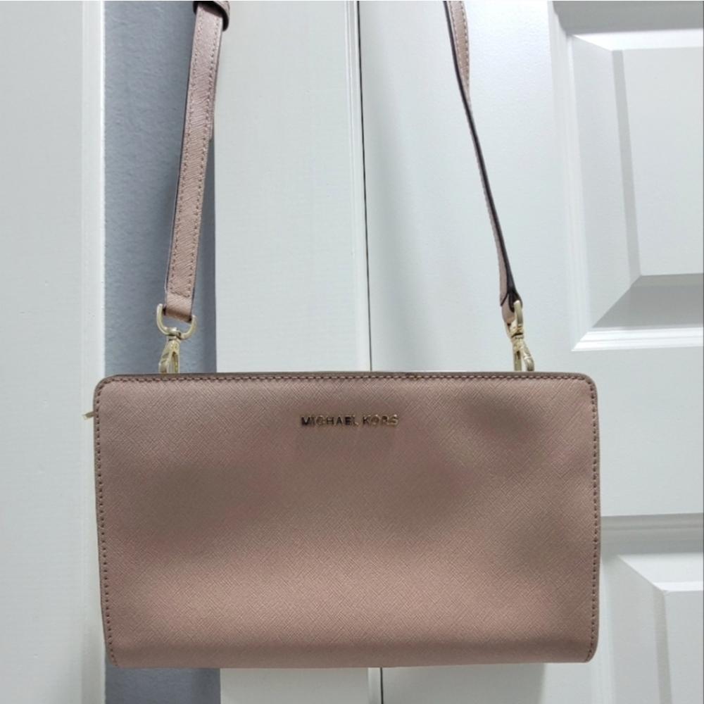 MICHAEL KORS Crossbody Light Pink/Beige Bag with Zipper Closure and Gold Finish